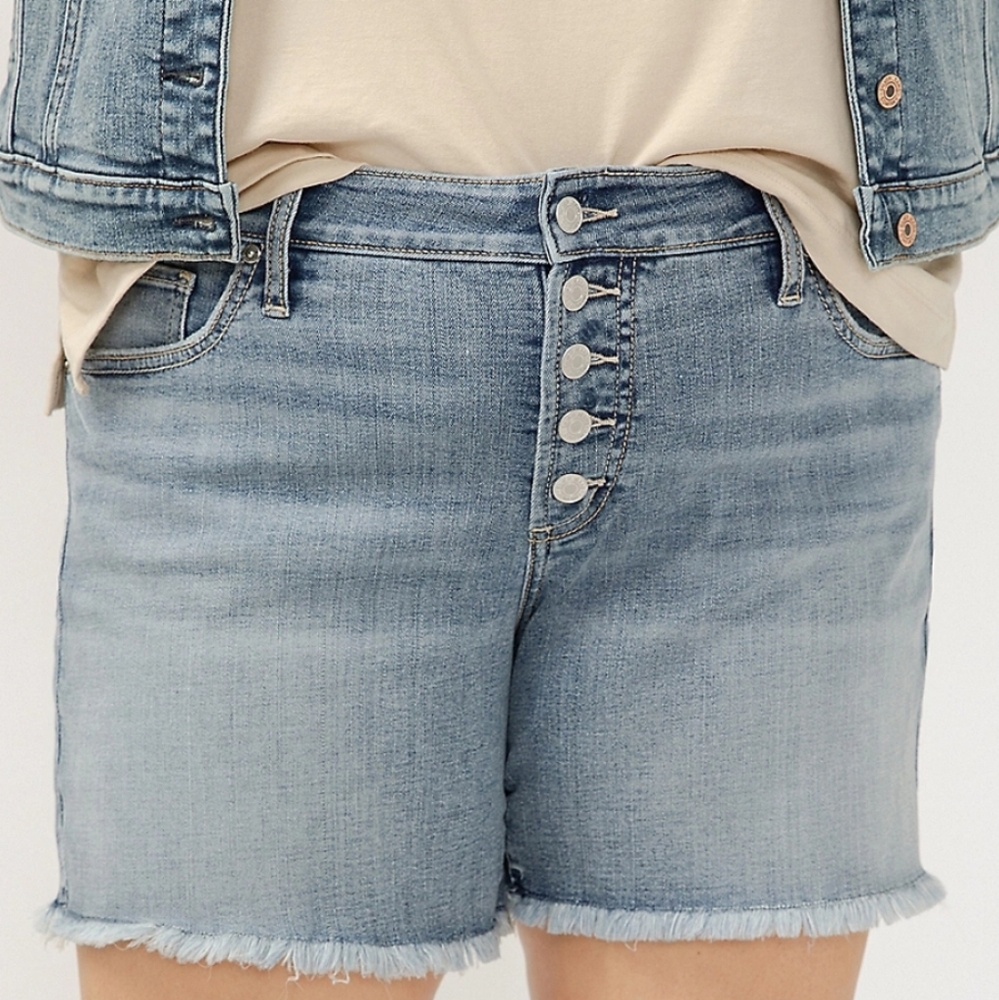 Plus Size Silver Jeans Co.® Mid Rise Button Fly 6in Boyfriend Short - Picture 4 of 5